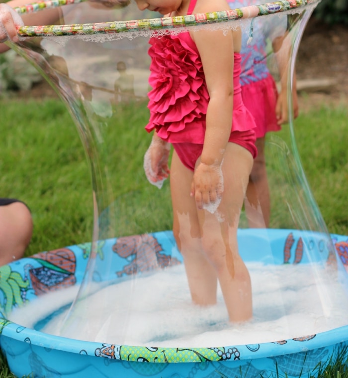 Giant bubbles in a kiddie pool - what an awesome idea for summer!