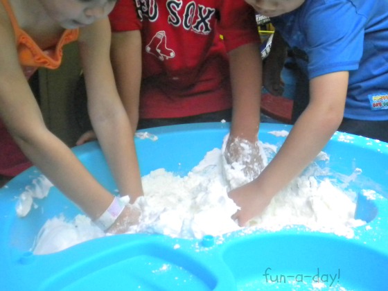 messy play fun with shaving cream and cornstarch, shaving cream and cornstarch, messy play fun with kids, messy play activities