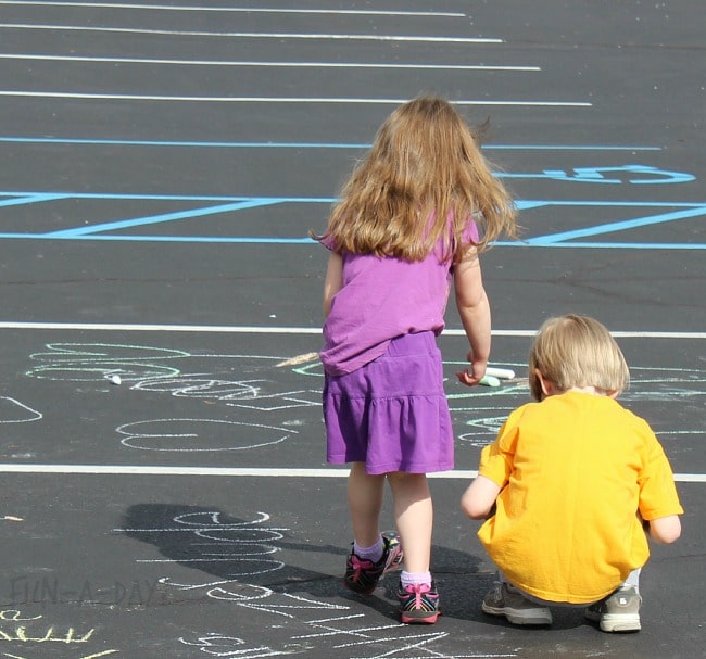 working together on a project helps kids make new friends in preschool