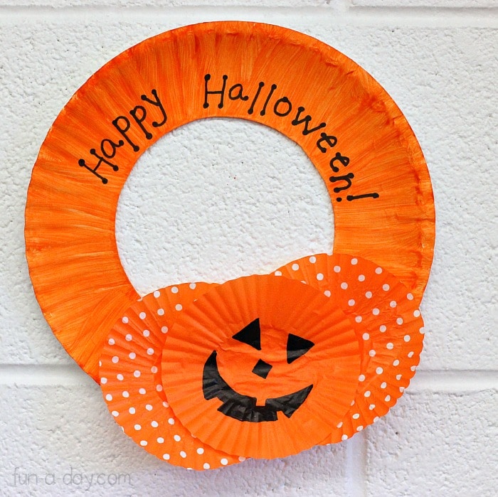 Halloween craft for kids to make today - paper plate wreath