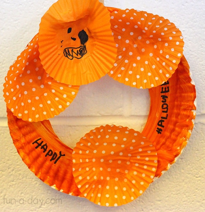 Halloween paper plate wreath - Halloween craft for kids to make