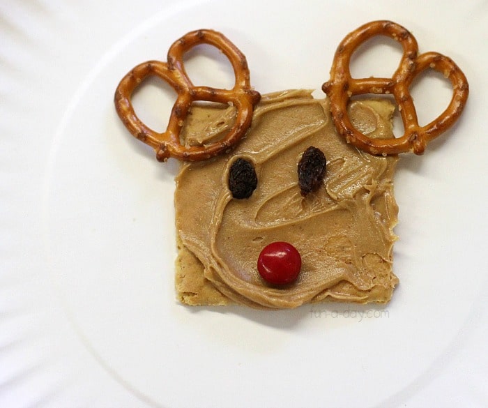 delicious Christmas snacks for kids - graham cracker reindeer snack
