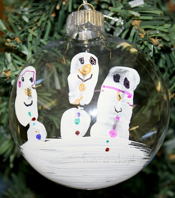 Fingerprint snowman ornament for a printable preschool Advent calendar