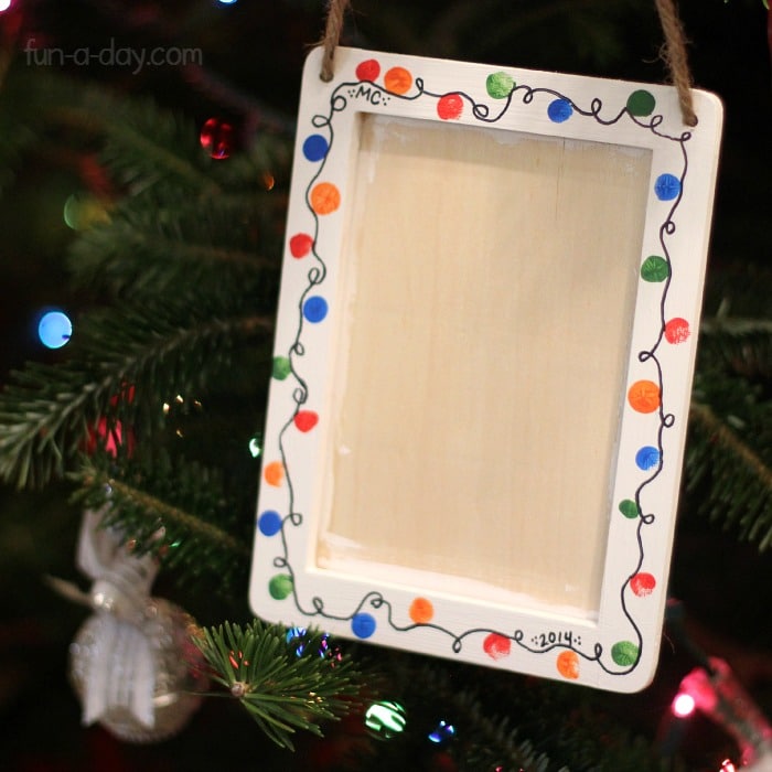 This fingerprint Christmas lights photo frame is a great gift kids can make their families